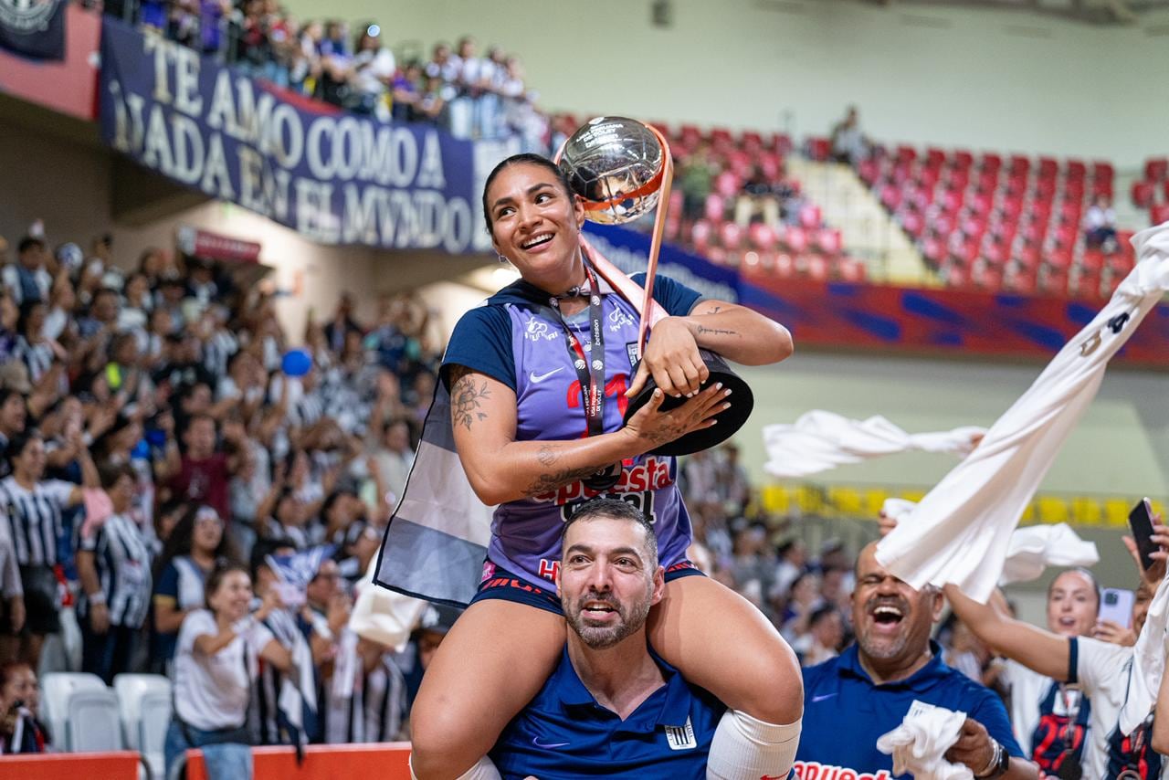 Esmeralda Sánchez, la capitana, carga en hombros con la copa de la Liga Peruana de Vóley. (Foto: Paloma del Solar / @photo.gec)