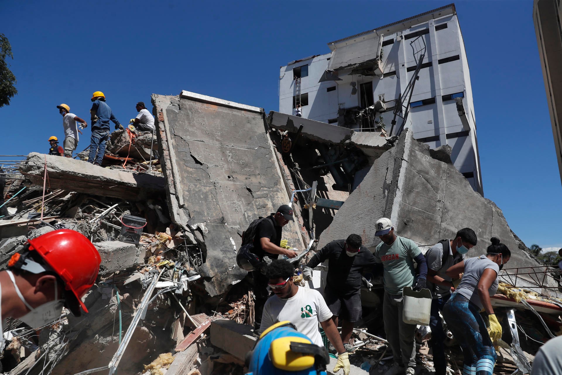 Personas trabajan en labores de rescate en una edificación colapsada por el terremoto de magnitud 7,4 que sacudió Cali, Colombia. (EFE/ Ernesto Guzmán Jr).