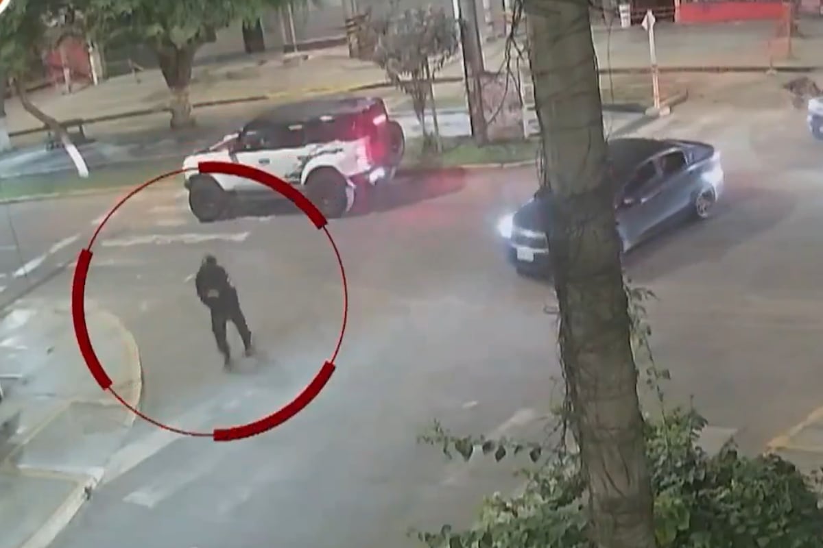 Las cámaras de seguridad registraron a tres sujetos que descendieron de una camioneta para ejecutar el secuestro y posterior asesinato de cuatro personas. (Foto: Captura / América Noticias)