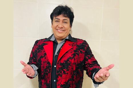 Ronald Hidalgo rinde homenaje a Juan Gabriel