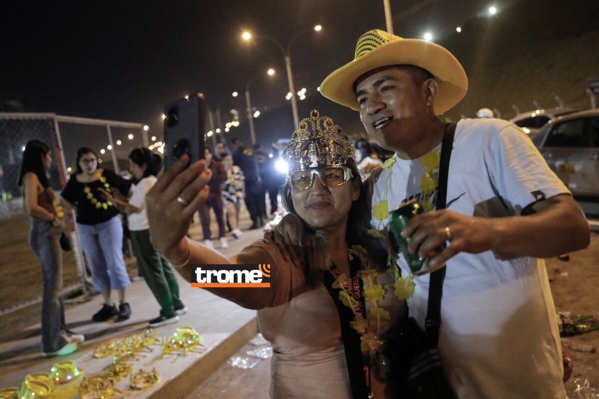 Despidieron el 2022 con festejos en las calles y también frente al mar. (Isabel Medina / Foto: Joel Alonzo / Trome)