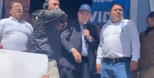 Rafael López Aliaga es atacado a huevazos en Apurímac durante mitin.