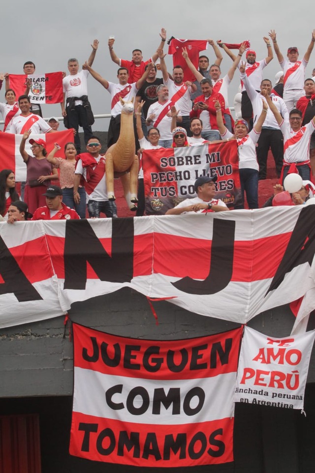 Hinchas peruanos alientan a la selección previo a su encuentro con Paraguay en Ciudad del Este. Foto: Alan Ramírez