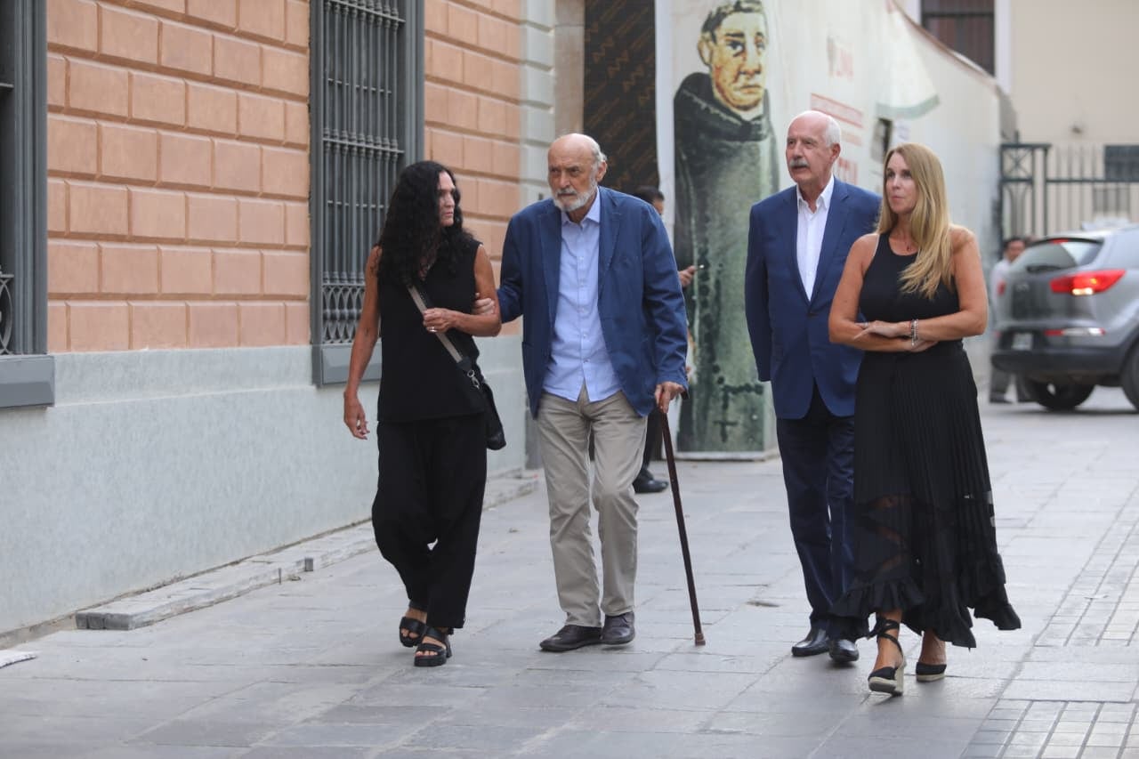 Compañeros escritores acudieron a despedir a Alfredo Bryce Echenique.
(Fotos: Antonio Melgarejo/ @photo.gec)