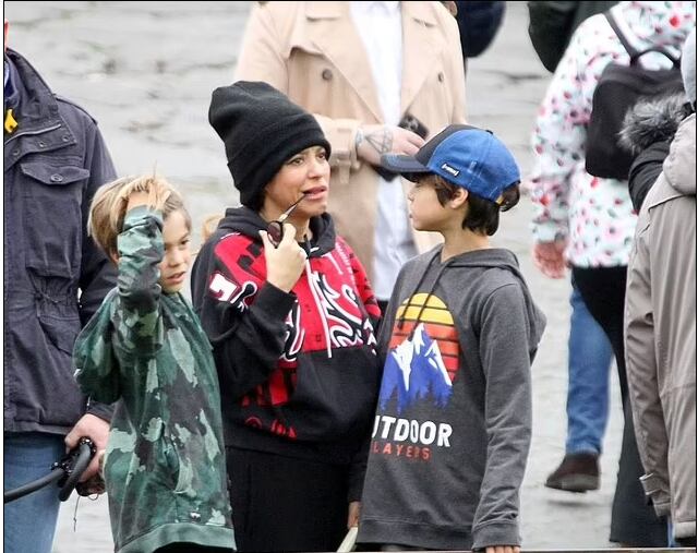 Como cualquier turista, la cantante tomaba fotos a sus hijos Milan (9) y Sasha (7), que jugaban encantados en la vieja ciudad italiana.