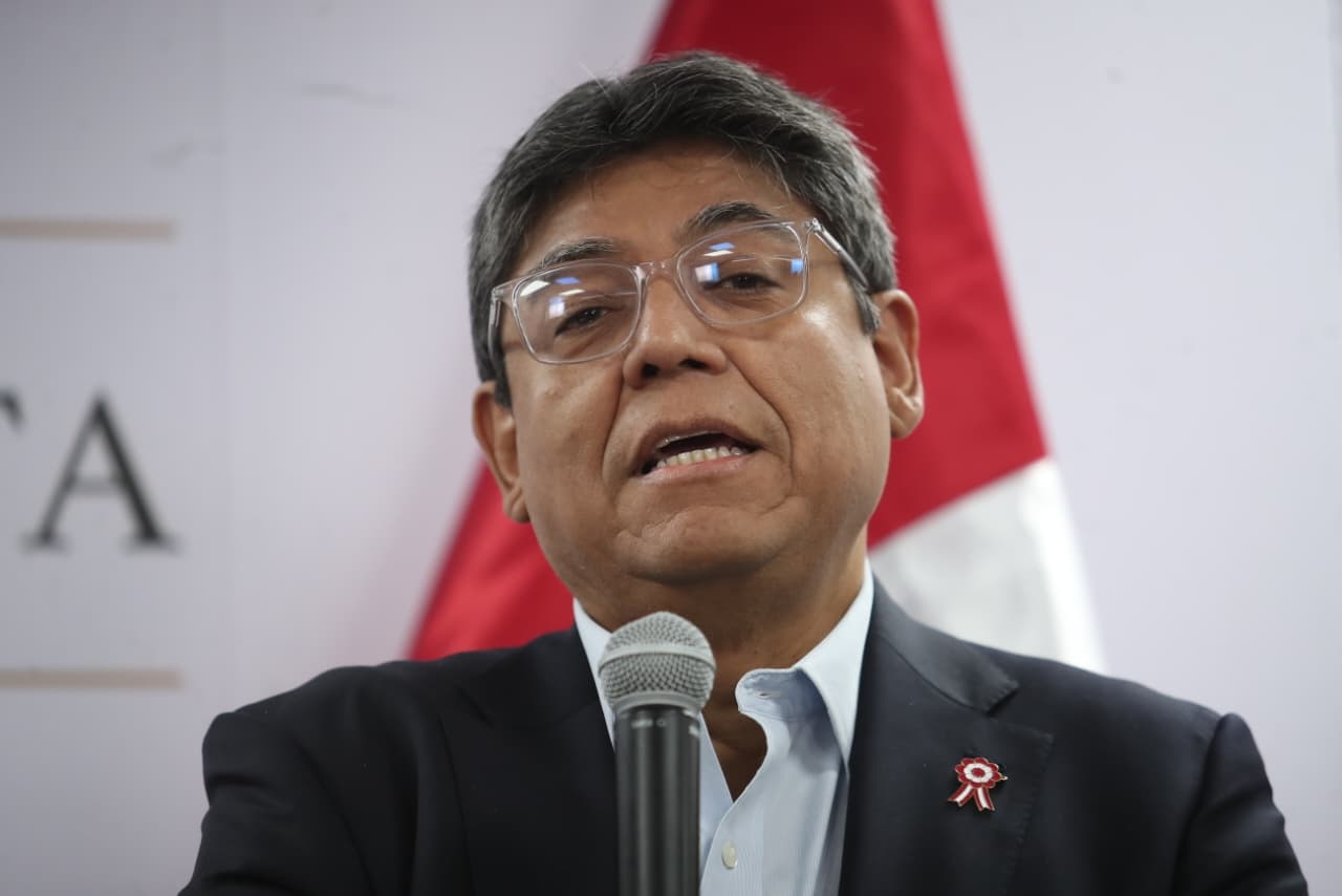 Ministro de Economía Elmer Cuba anunció que los feriados pasarán a los viernes desde el 2027. (@gec)