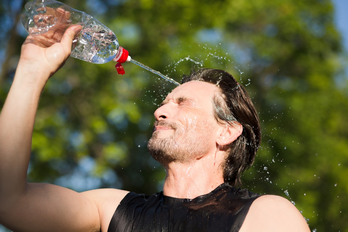 En caso de sufrir un golpe de calor no se debe friccionar la piel con alcohol ni administrar medicamentos antifebriles. Foto: Freepik.