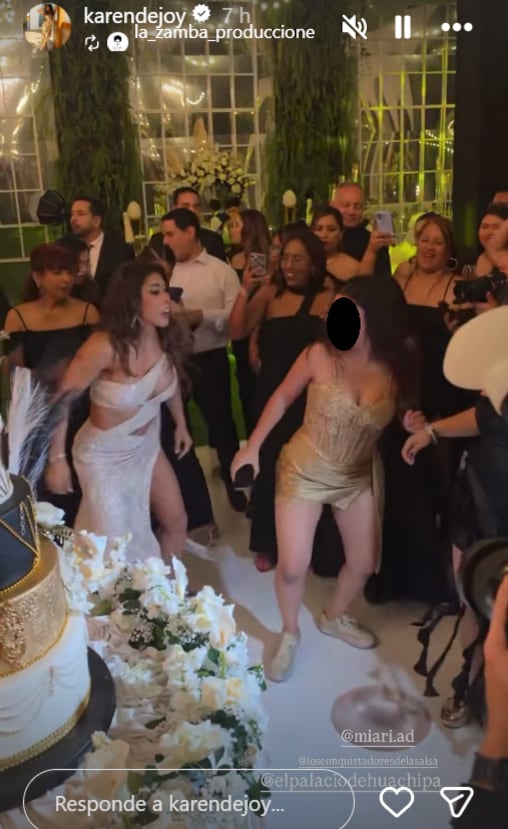 Karen Dejo bailó y disfrutó con su hija durante el quinceañero.