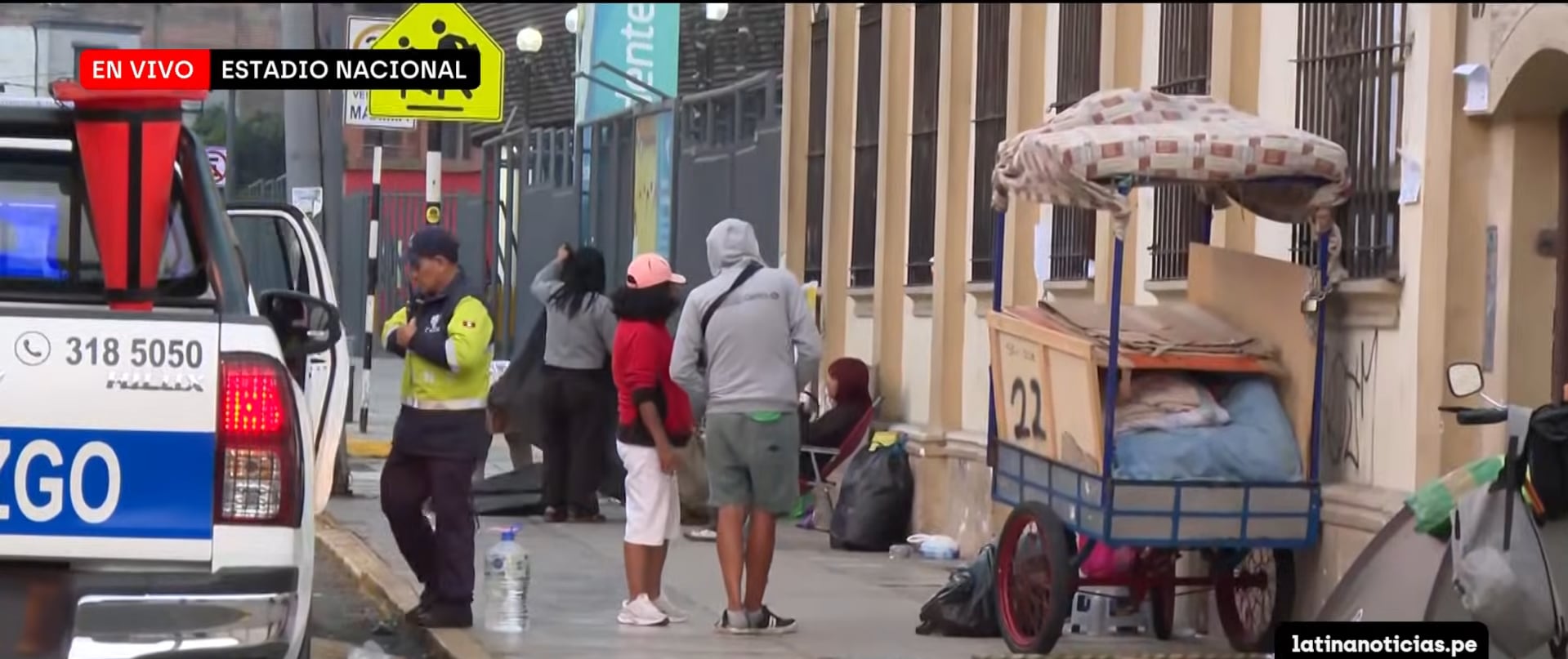 Locura por Bad Bunny: Serenazgo retira a personas que acampaban afuera del estadio.