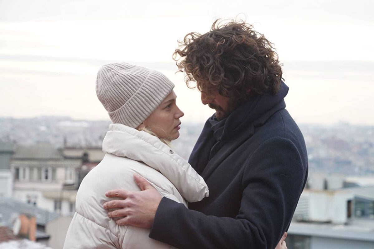 Los caminos de los jóvenes se unen en un accidente de tráfico, donde Inci socorre a Han y lo lleva a un hospital.