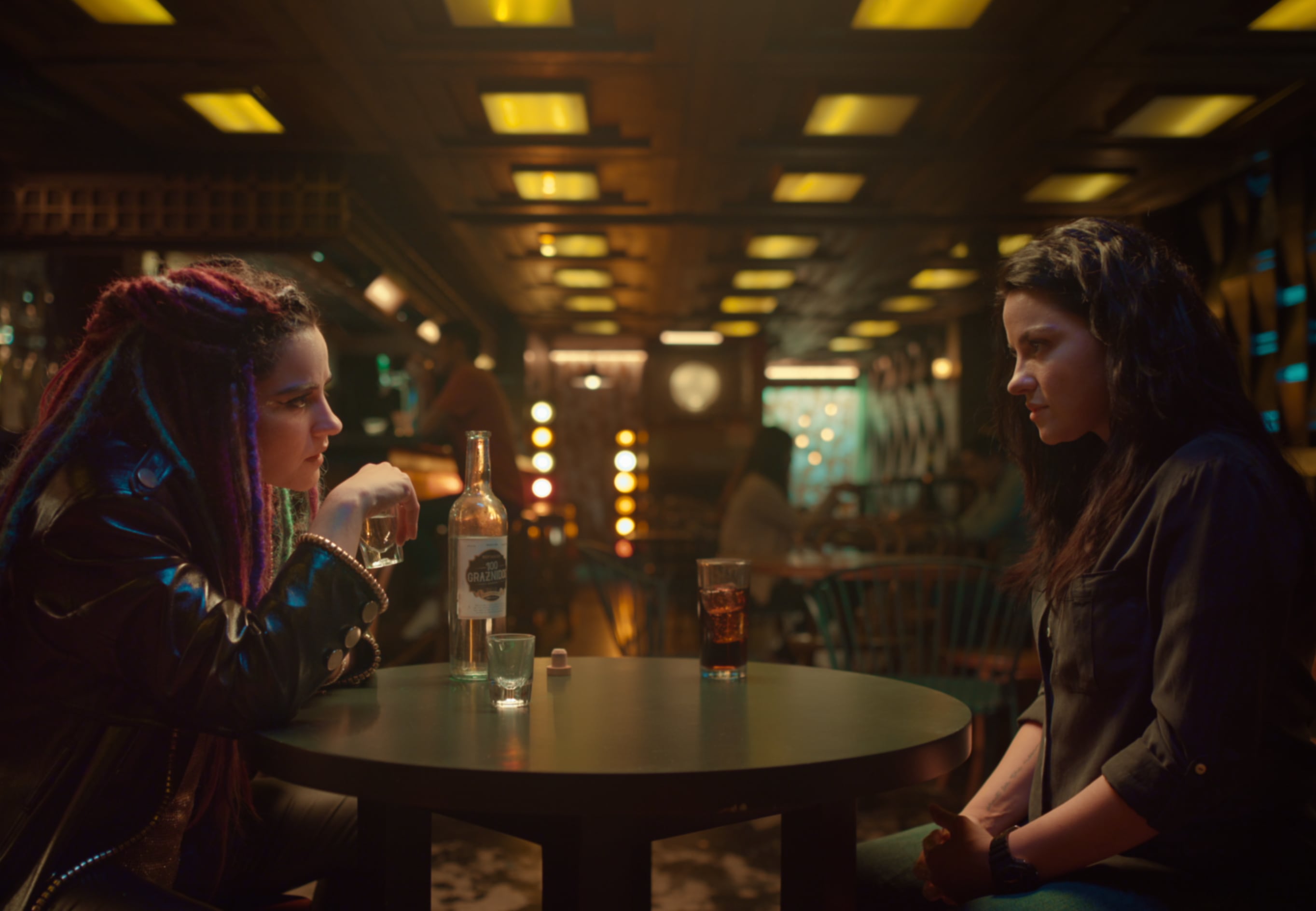 Aleida Trujano hablando con Becca en un bar en la primera temporada de "Tríada" (Foto: Netflix)