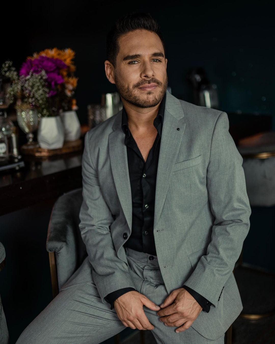 Sebastián Caicedo luciendo un elegante traje por Día de San Valentín (Foto: Sebastián Caicedo / Instagram)