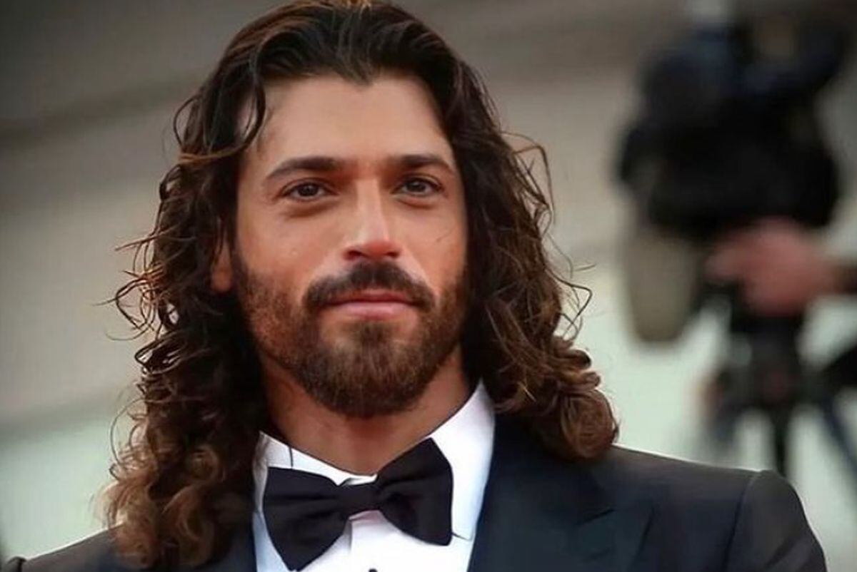Can Yaman con un traje en una fotografía para sus redes sociales (Foto: Can Yaman / Instagram)