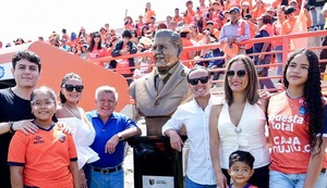 César Acuña inaugura estadio con su nombre y devela busto en su honor