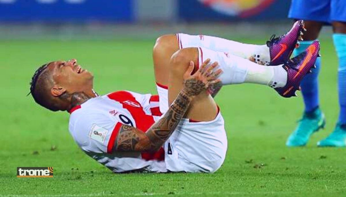 Paolo Guerrero se toma la rodilla derecha que hasta hoy no lo deja jugar (Foto: Getty Images)