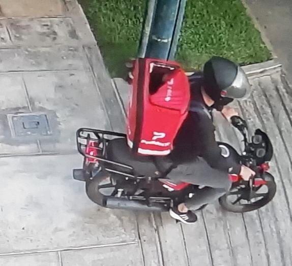 Dos integrantes de los ‘malditos del Rolex’, se hicieron pasar como repartidores de delivery, e intentaron asaltar a una mujer en un condominio.