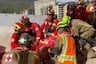 Bomberos peruanos rescatan con vida a mujer de 60 años que pasó tres días atrapada en los escombros tras terremoto en Venezuela