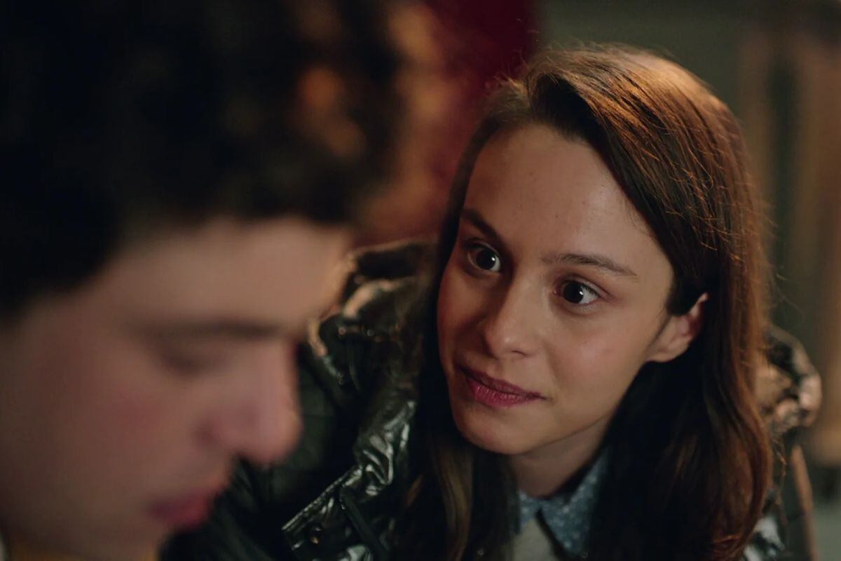 Neriman sosteniendo emocionalmente a Ege en "Inocentes" (Foto: OGM Pictures)