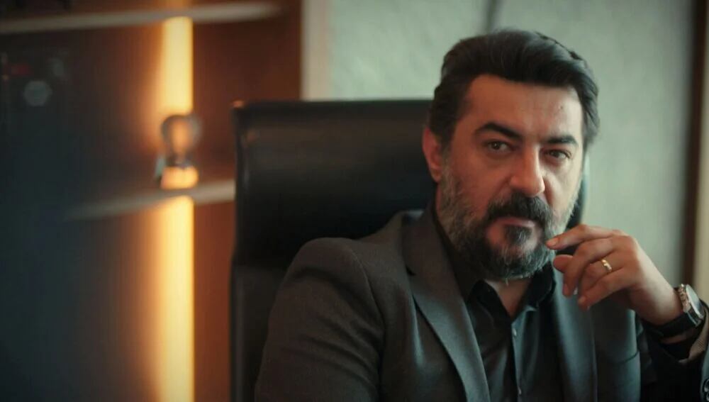 Ömer recibe el soborno de Akif (Foto: NG Medya)