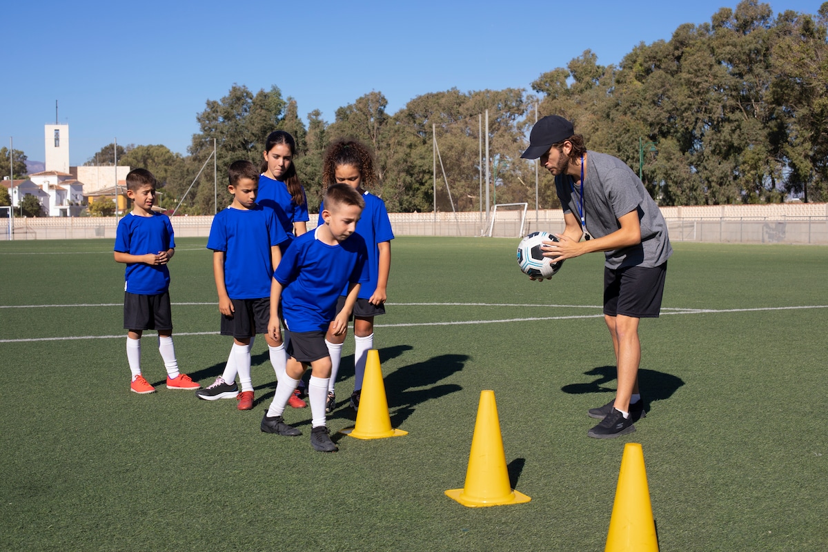 Según un estudio de la OMS, arrojó que los niños de entre 8 y 17 años no practican ninguna actividad física, siendo esto muy perjudicial para su salud. (Foto: Freepik).