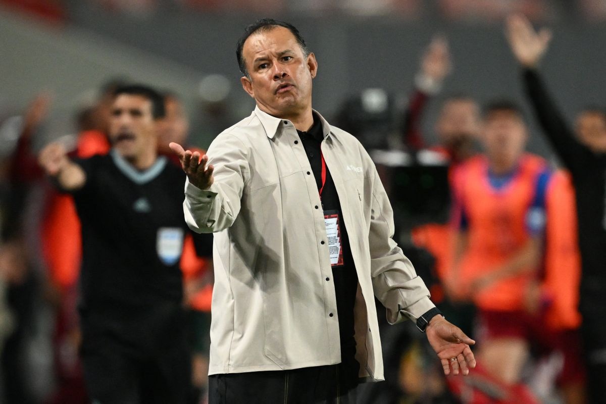Juan Reynoso será el nuevo DT del Necaxa. (Photo by ERNESTO BENAVIDES / AFP)