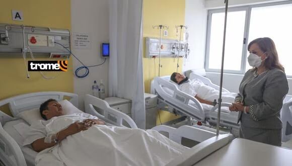Presidenta Dina Boluarte visitó en el Hospital Nacional PNP Luis N. Sáenz a los tres agentes de la PNP que resultaron heridos en un enfrentamiento armado contra el peligroso 'Maldito Cris'. Foto: Prensa Presidencia