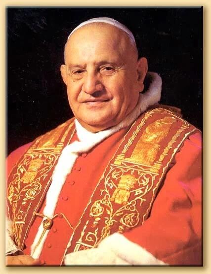 En 1958, el cardenal Angelo Giuseppe Roncalli es elegido Papa y toma el nombre de Juan XXIII.