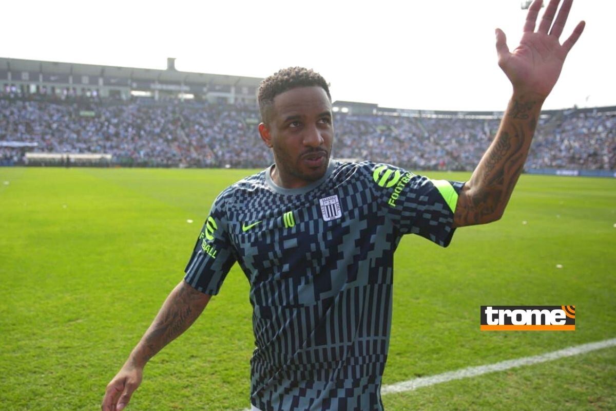 Jefferson Farfán saluda a las tribunas de Matute (Foto: GEC)