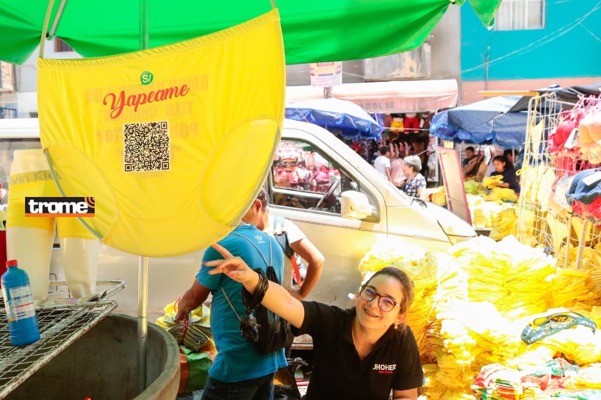 Comerciantes ofrecen trusas con ocurrentes y pícaras frases para recibir el 2023. (Entrevista: Isabel Medina / Foto: Lenin Tadeo / Trome)