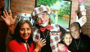 Don Luciano, el ‘Payaso Mamarracho’ y ‘Mago Samuray’, a sus 77 años sigue llevando alegría a los niños