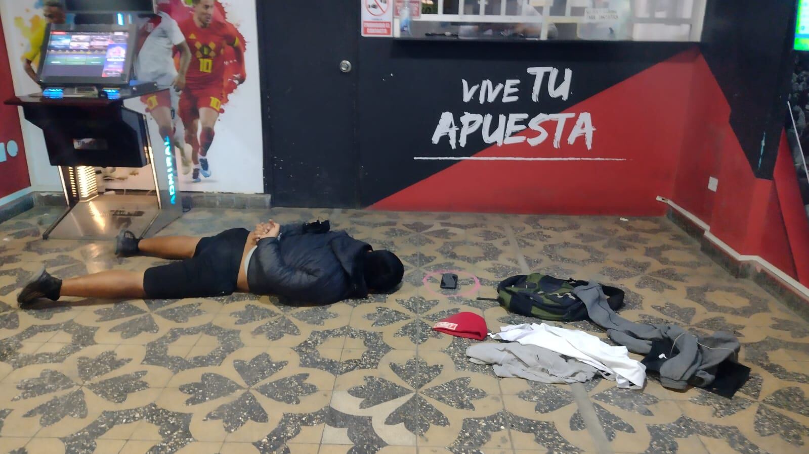 Terminaron en el piso después de la intervención policial.