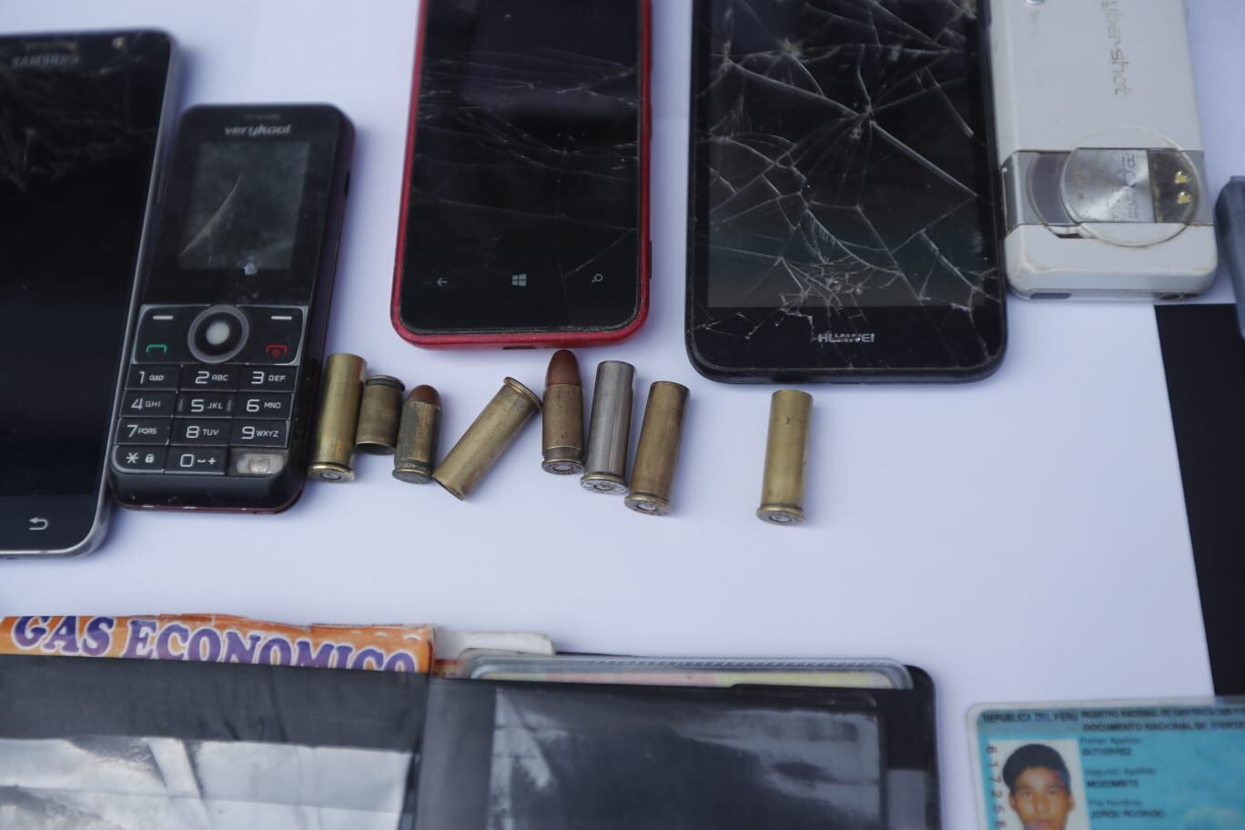 Los hermanos Jesús Alfredo Esteban Hilario (22) y otro de 17 años, que pese a su corta edad, fue denunciado por varios delitos, fueron atrapados. (fotos: Joseph Ángeles/GEC)