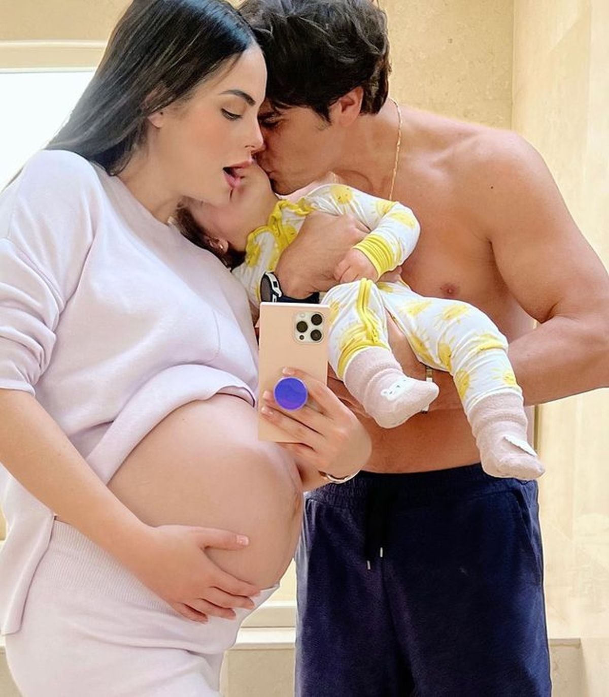 Ximena junto a Juan Carlos y su pequeña Ximena cuando Juan Carlos Jr. estaba en su panza (Foto: Ximena Navarrete / Instagram)