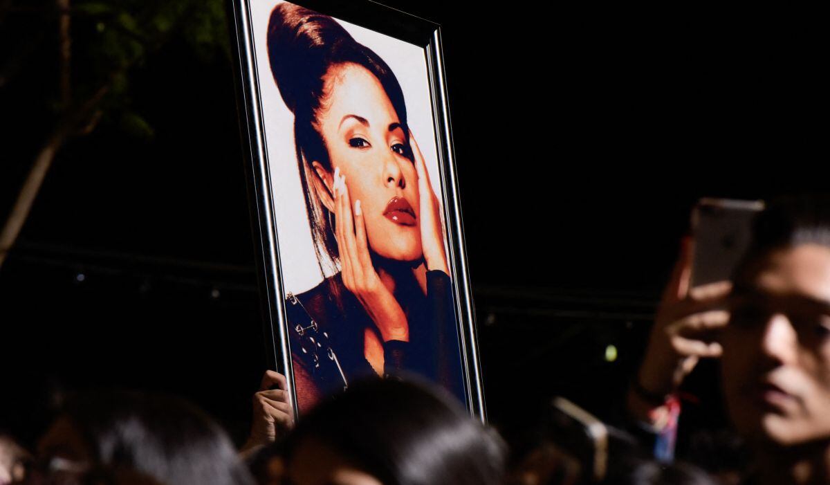 Los fanáticos exhiben una foto de Selena durante la ceremonia en honor a la cantante Selena Quintanilla con una estrella en el Paseo de la Fama de Hollywood el 3 de noviembre de 2017 (Foto: Tara Ziembra / AFP)