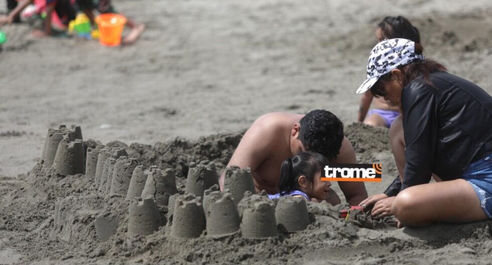 Pequeños y sus familias se divirtieron armando castillos de arena. (Foto: Julio Reaño / Trome)