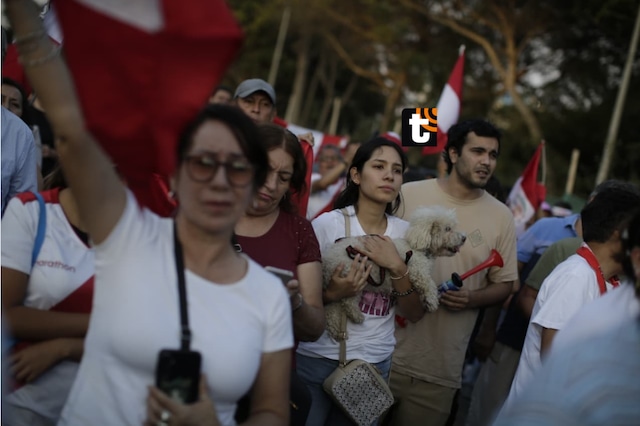 Cientos de personas se concentran en la Avenida de La Peruanidad en el Campo de Marte de Jesús María, para protestar contra el jefe de la ONPE Piero Corvetto y el presunto fraude reclamado por el partido de Renovación Popular.
Fotos: Julio Reaño/@photo.gec