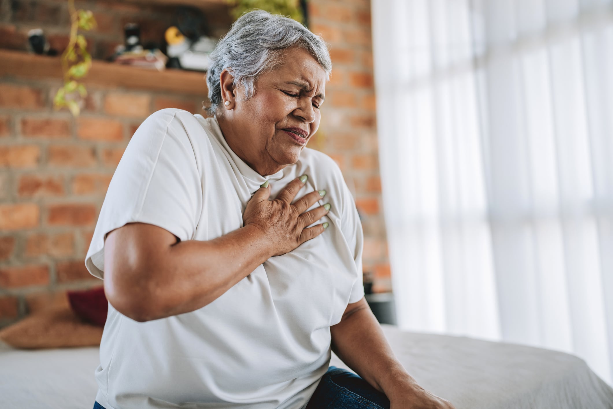 El ronquido frecuente y la apnea del sueño no son normales. Estas condiciones reducen el oxígeno que llega al corazón, pueden provocar arritmias y aumentan el riesgo de infartos. Foto: Istock