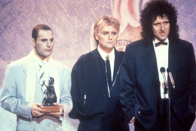 Participación de Queen en los Brit Awards el 18 de febrero de 1990. (Foto: Captura/Infobae/John Rodgers/Redferns)
