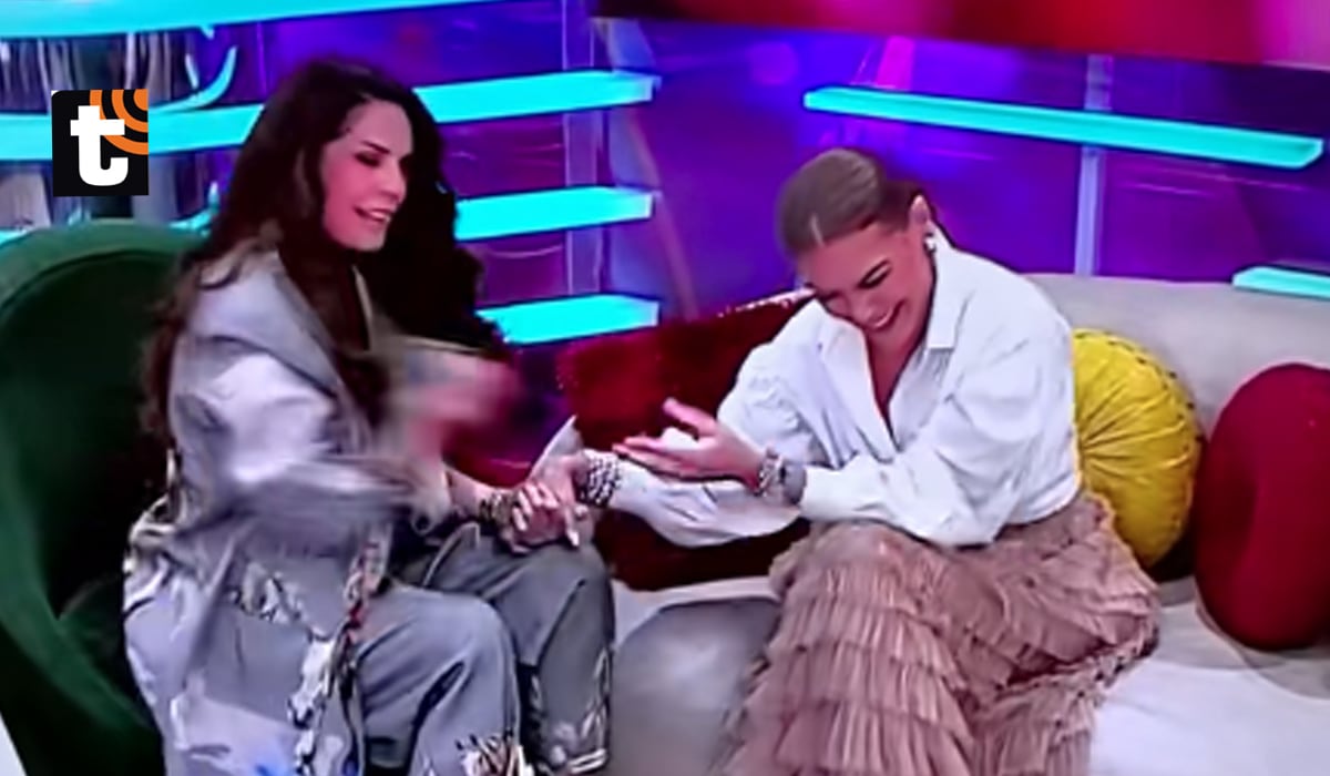 El momento en el que Rebeca Escribens le quita el micrófono a Olga Tañón.