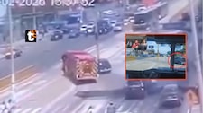 ¡Milagro en Chorrillos! Camión de bomberos evita tragedia tras imprudencia de taxista en vía del Metropolitano