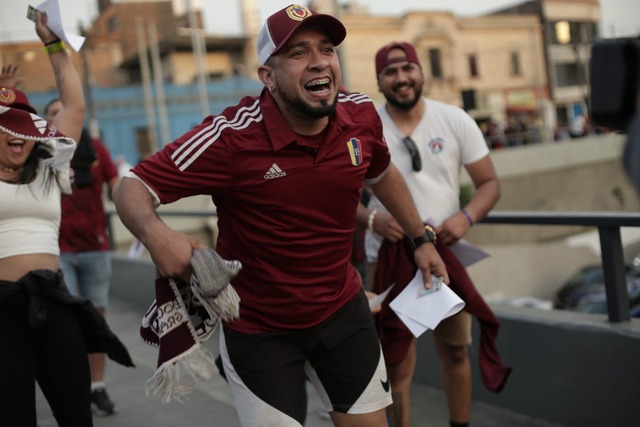 Hinchas de Venezuela van llegando de a pocos al estadio Nacional para el encuentro entre Perú vs Venezuela. Fotos: Anthony Niño de Guzmán/@photo.gec