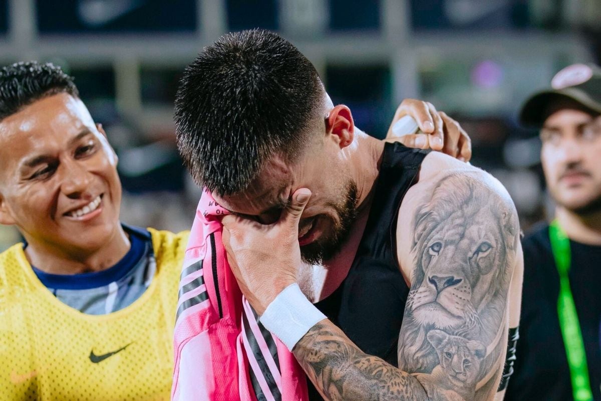 Cantero se seca las lágrimas con camiseta rosada de Messi (Foto: @clubALoficial)