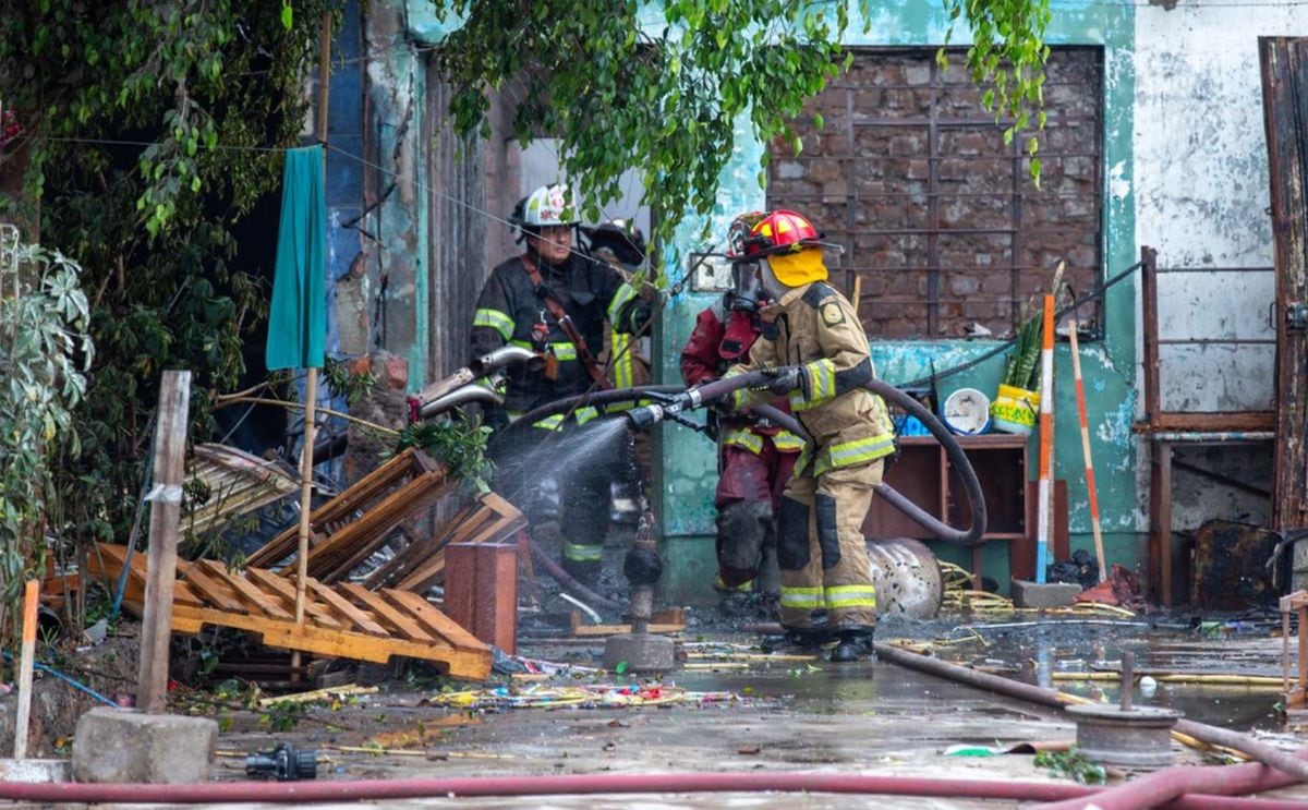 Incendio de código 3 consumió un almacén clandestino de pirotécnicos en Ate | Foto: Fernando Sangama / @photo.gec