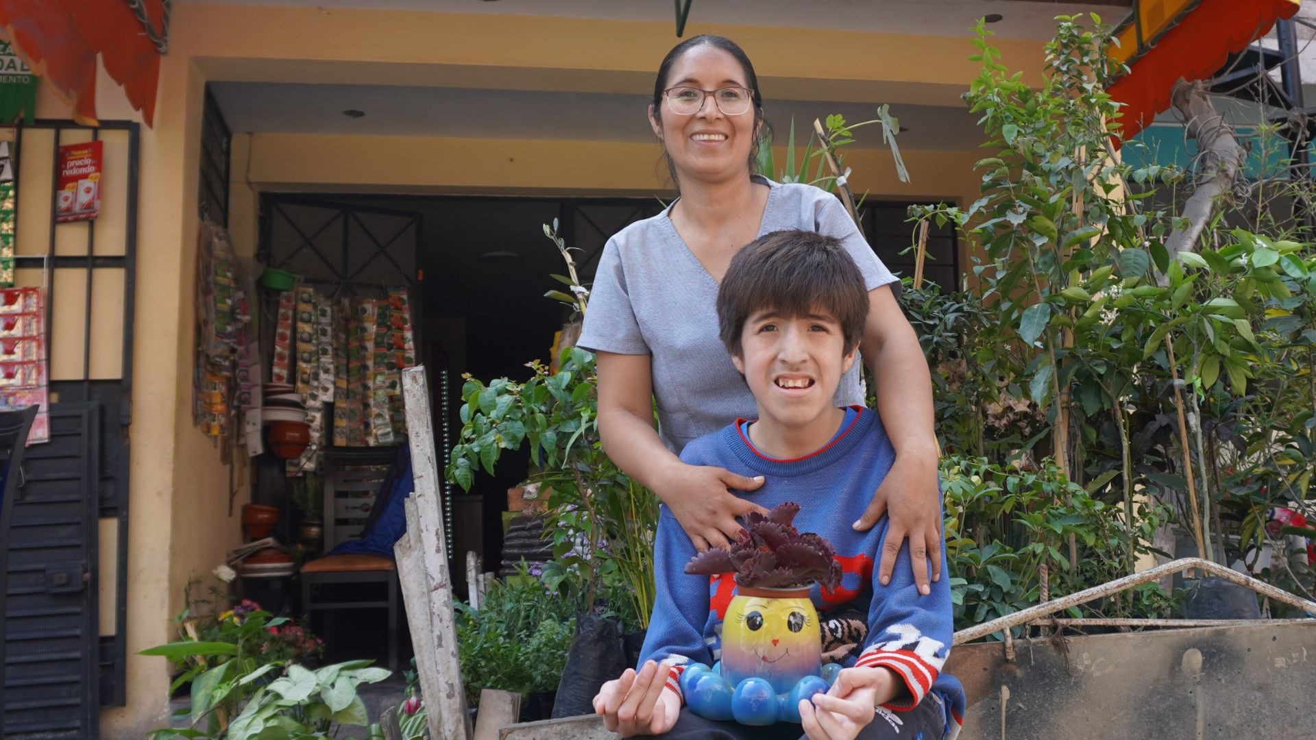 Licenciada Sandra Morales trabaja vendiendo flores y ahora lucha por salvar la vida de adolescente