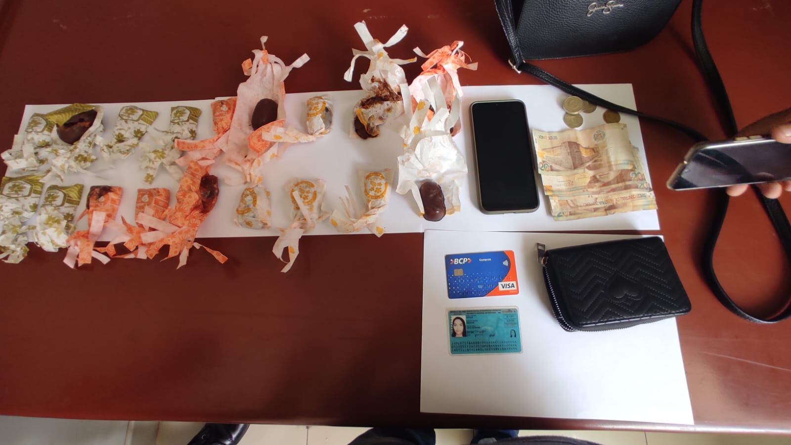 Mujer fue detenida con 18 chocotejas mezcladas con marihuana. | Foto: Difusión