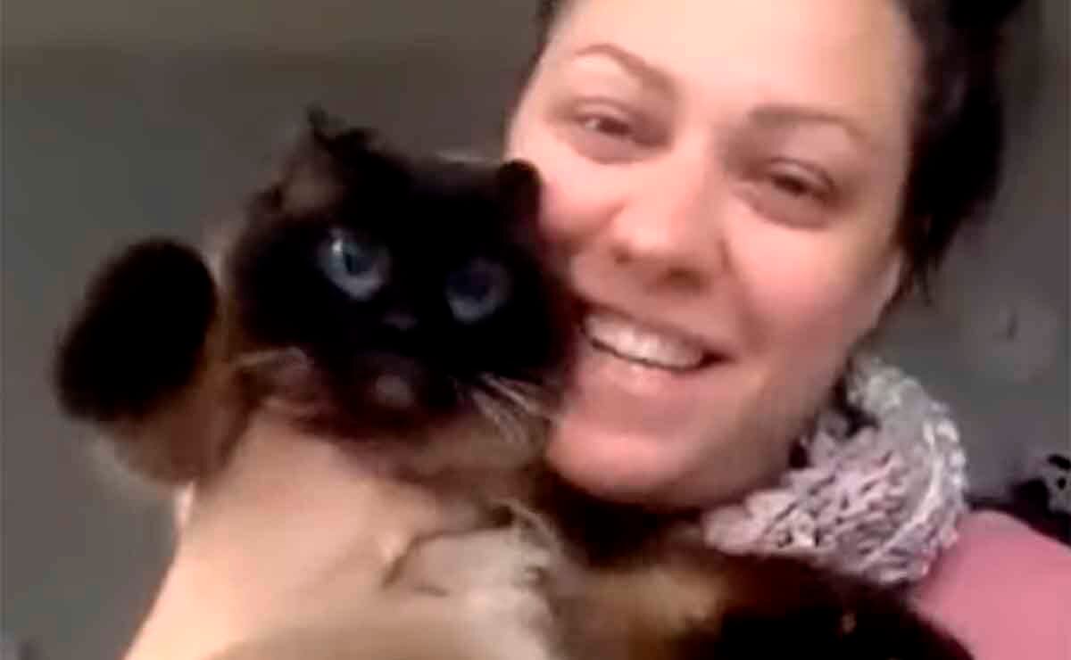 La mujer quedó en estado de shock tras recibir la llamada que le confirmaba la aparición de su gata Kiki.| Foto: captura Global News