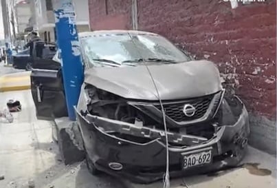 Vehículo terminó estrellado contra pared. (24 horas)