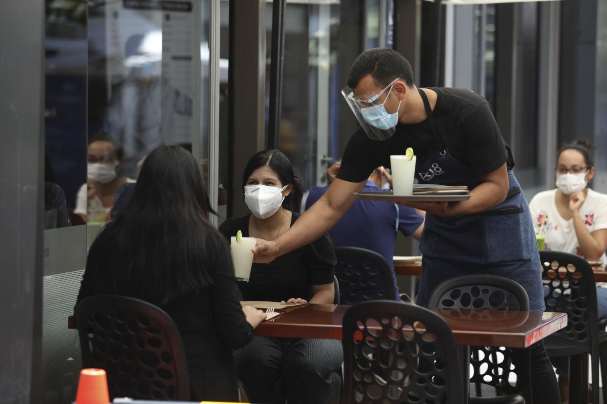 Las provincias con riesgo de contagio extremo de coronavirus permitirán un aforo del 30% en restaurantes en sus ambientes al aire libre. (Foto: Britanie Arroyo/ GEC)