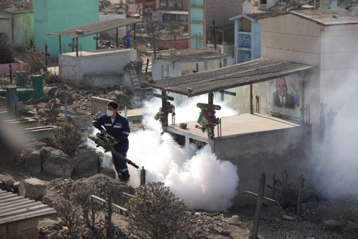 El Ministerio de Salud fumigó el cementerio de Nueva Esperanza. (Foto: Britanie Arroyo / @photo.gec)