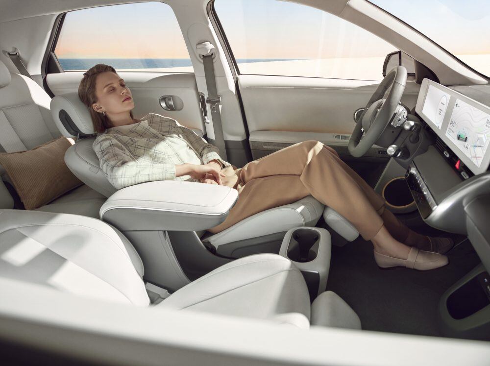 Interior del modelo Ioniq 5, con asientos reclinables. (Foto: Difusión)